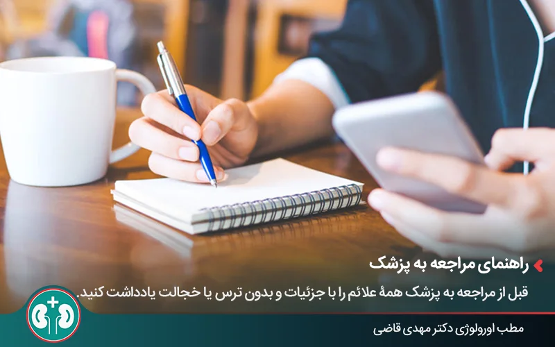 زنی در حال یادداشت در دفترچه