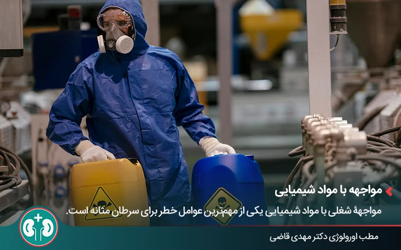 کارگری که در حال جابجایی بشکههای حاوی مواد شیمیایی خطرناک است.