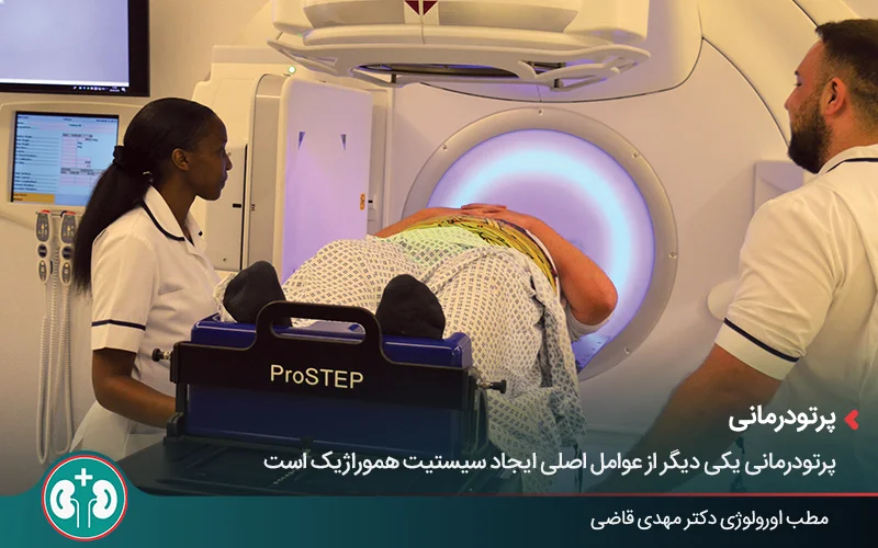  تصویر مردی در حال پرتودرمانی لگنی خارجی